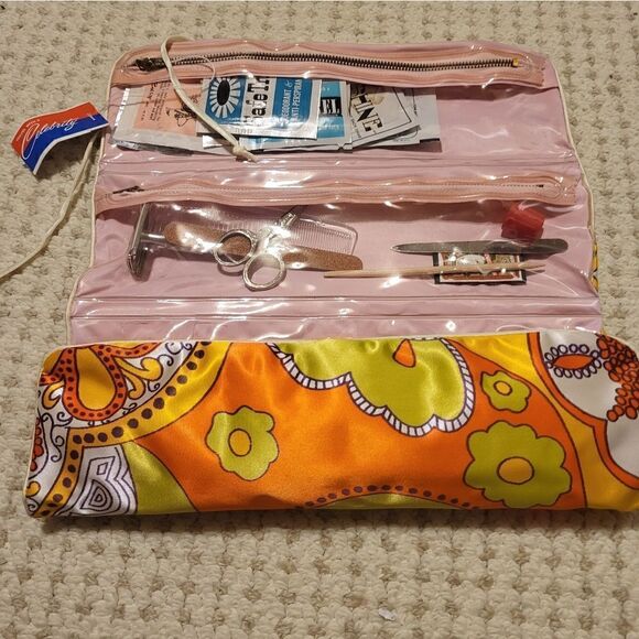 Vtg. Mint W/Tags & Original Products Included"Celebrity" Mod Toiletries Roll Bag - Picture 5 of 7